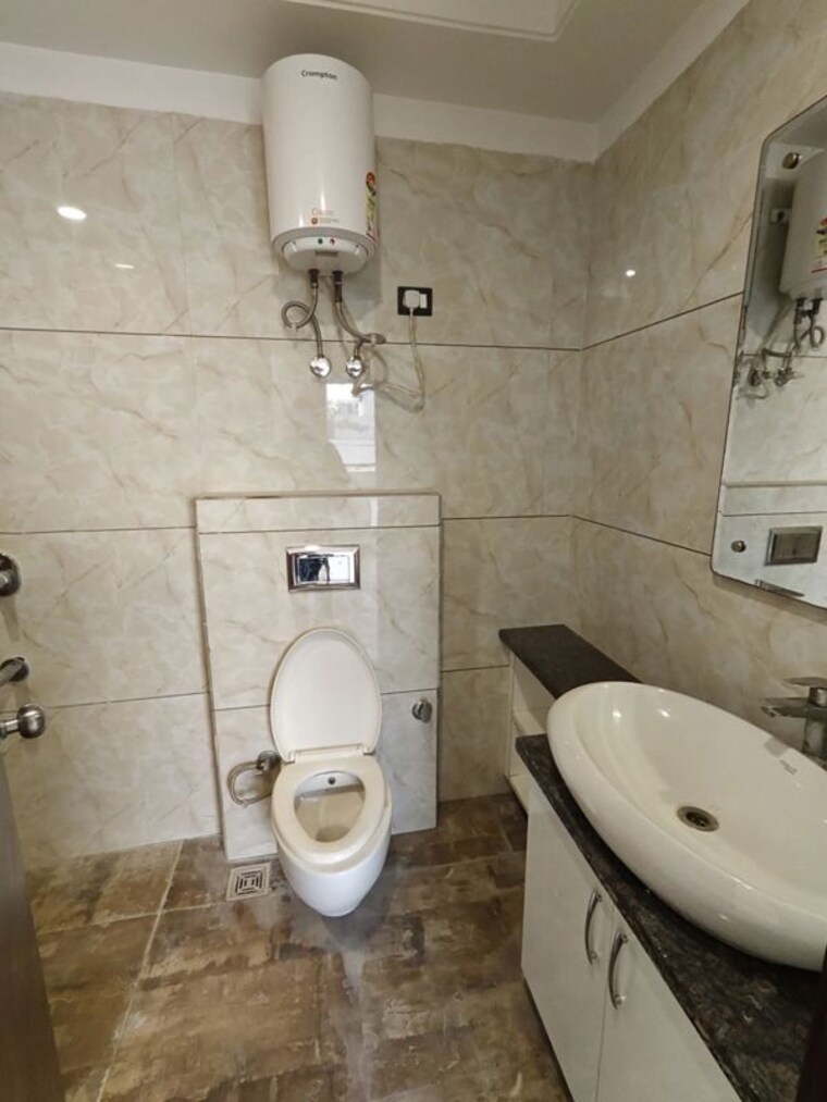 Bathroom, rajouri garden 3 Bedroom 160 Sq.Yd. Builder Floor In Rajouri Garden Delhi 10321862