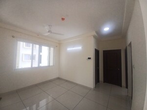 Room in 3.5 BHK Apartment at Prestige Lakeside Habitat Apartments, Gunjur – for Rent