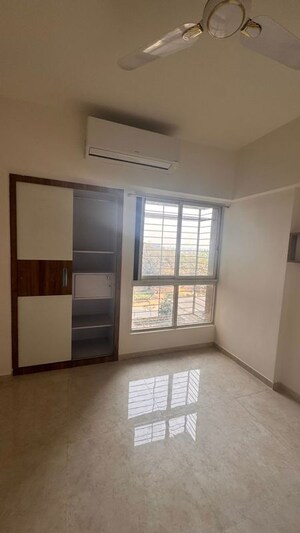 Room in 2 BHK Apartment at Lodha Amara, Kolshet Road – for Rent