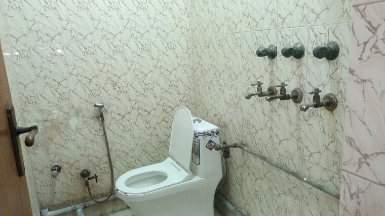 Bathroom, sector 1 vaishali 2 Bedroom 970 Sq.Ft. Builder Floor In Sector 1 Vaishali Ghaziabad 10322083