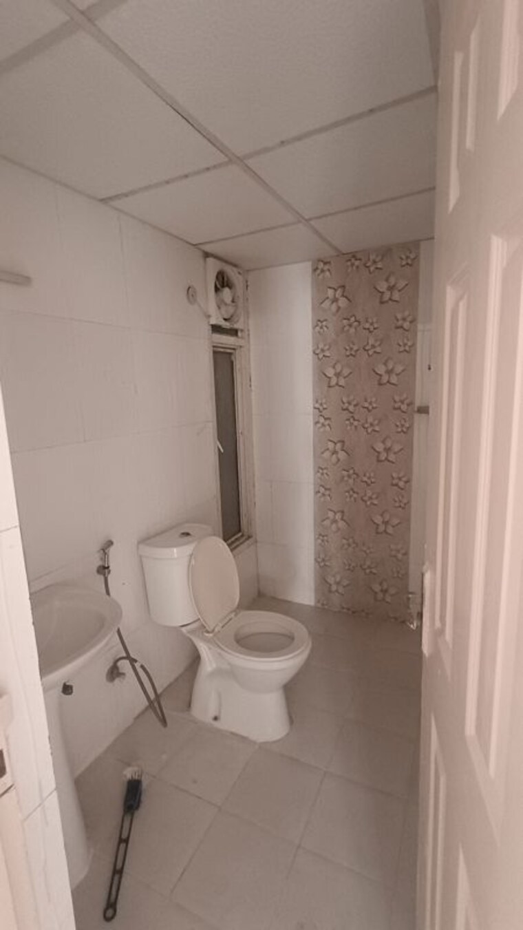 Bathroom, supertech-cape-town 3 Bedroom 1625 Sq.Ft. Apartment In Sector 74 Noida 10322113