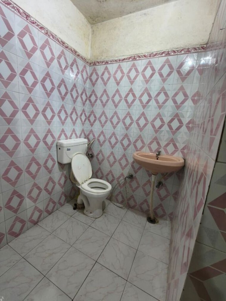 Bathroom, indira nagar 2 Bedroom 1000 Sq.Ft. Builder Floor In Indira Nagar Lucknow 10322157
