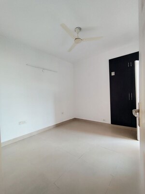 Room in 2 BHK Apartment at Supertech Cape Town, Sector 74 – for Rent