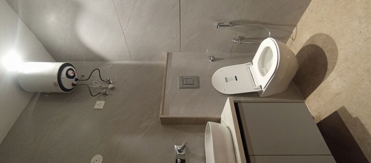 Bathroom, east of kailash 3 Bedroom 1125 Sq.Ft. Builder Floor In East Of Kailash Delhi 10322217