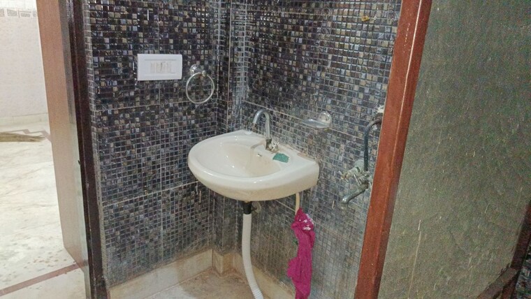 Bathroom, vaishali sector 2 2 Bedroom 965 Sq.Ft. Builder Floor In Vaishali Sector 2 Ghaziabad 10322232