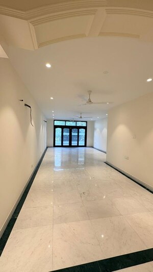 Room in 4 BHK Builder Floor at New Friends Colony – for Rent