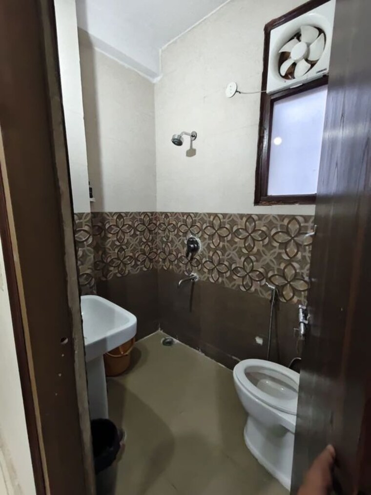 Bathroom, sector 30 3 Bedroom 1800 Sq.Ft. Builder Floor In Sector 30 Gurgaon 10322273