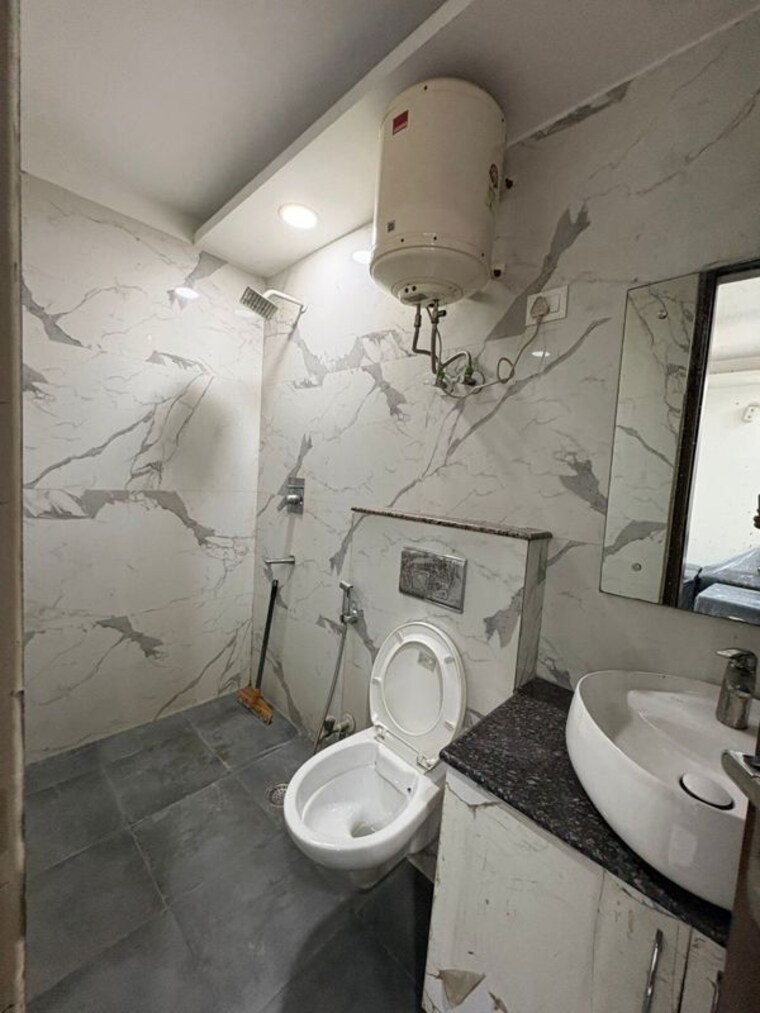 Bathroom, freedom fighters enclave 2.5 Bedroom 850 Sq.Ft. Builder Floor In Freedom Fighters Enclave Delhi 10322532
