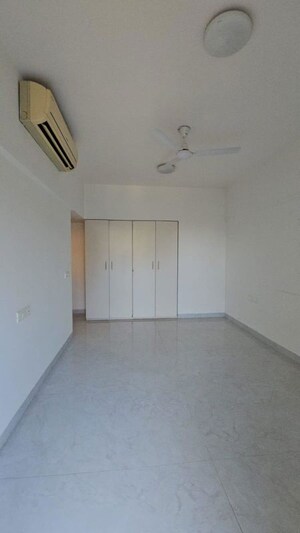 Room in 4 BHK Apartment at Oxford Hallmark, Koregaon Park – for Rent