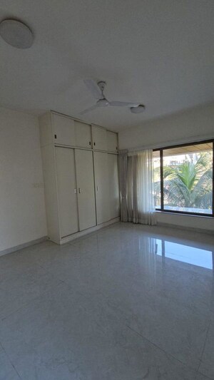 Room in 4 BHK Apartment at Oxford Hallmark, Koregaon Park – for Rent