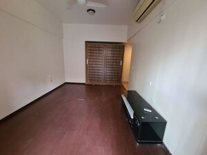 Room in 4 BHK Apartment at Oxford Hallmark, Koregaon Park – for Rent