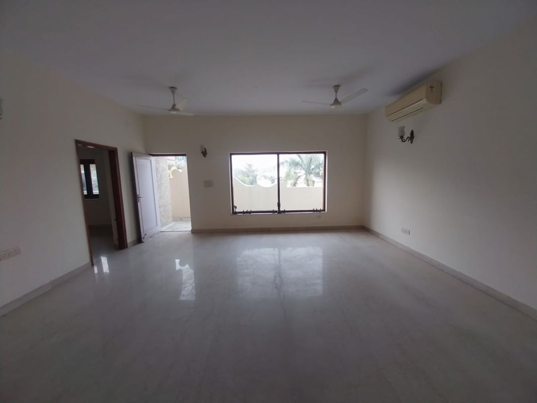 4 BHK + Servant Room Apartment For Sale in Eros Brentwood Tower