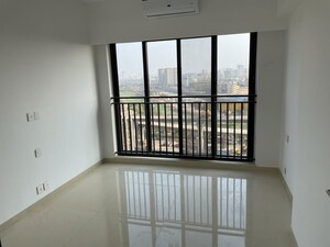 Room in 2.5 BHK Apartment at Kalpataru Primus Residence, Santacruz East – for Rent