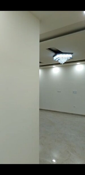 Room in 3 BHK Builder Floor at Sector 85 – for Rent