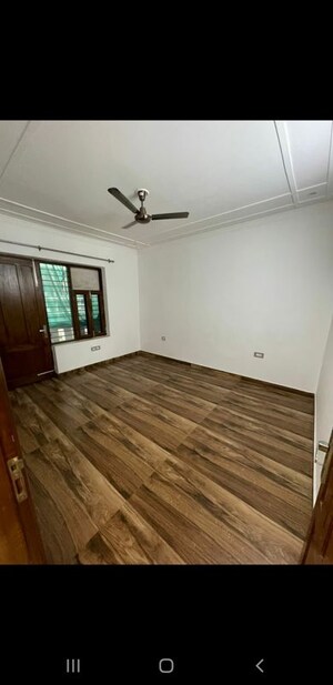 Room in 3 BHK Builder Floor at Sector 85 – for Rent