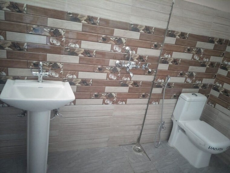 Bathroom, sector 51 2 Bedroom 200 Sq.Yd. Builder Floor In Sector 51 Gurgaon 10322853