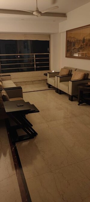 Room in 4 BHK Apartment at Andheri West – for Sale