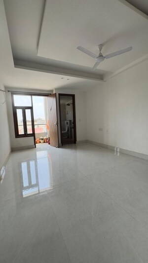 Room in 3 BHK Apartment at Chattarpur – for Rent