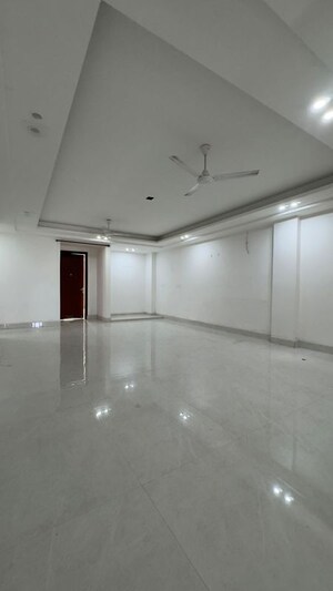 Room in 3 BHK Apartment at Chattarpur – for Rent