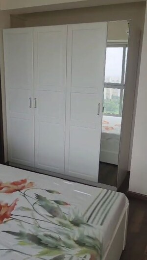 Room in 2 BHK Apartment at Piramal Vaikunth, Balkum Pada – for Rent