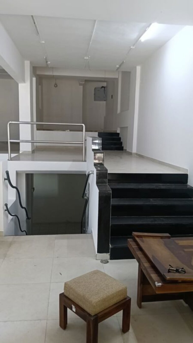 Floor Plan, seven bunglow Commercial Showroom 4400 Sq.Ft. In Seven Bunglow Mumbai 10322961