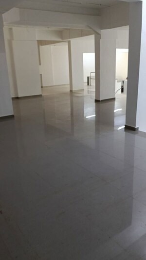 Room in  Showroom at Seven Bunglow – for Rent