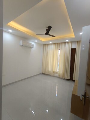Room in 3.5 BHK Builder Floor at Sector 57 – for Rent
