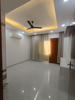 Room in 3.5 BHK Builder Floor at Sector 57 – for Rent