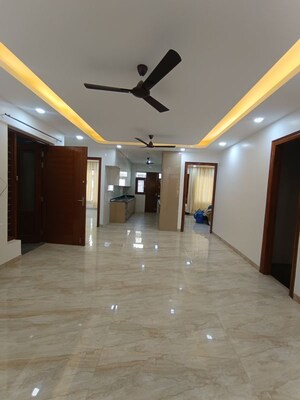 Room in 3.5 BHK Builder Floor at Sector 57 – for Rent