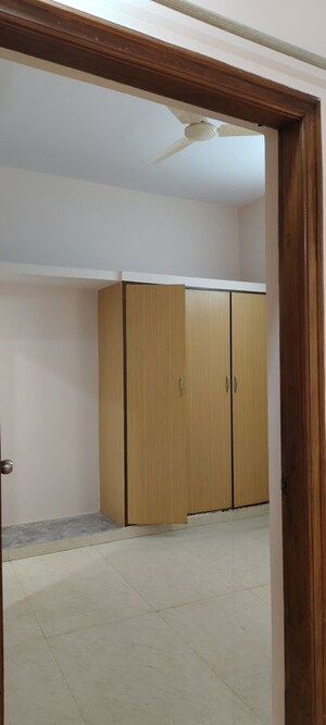 Room in 2 BHK Builder Floor at Halasuru – for Rent