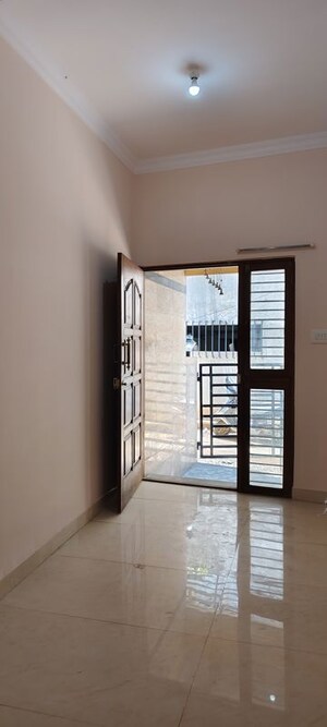 Room in 2 BHK Builder Floor at Halasuru – for Rent