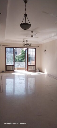 3 BHK + Servant Room Builder Floor For Rent in Defence Colony
