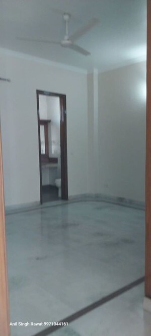 Room in 3 BHK Builder Floor at Defence Colony – for Rent