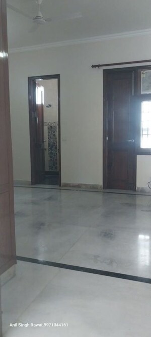 Room in 3 BHK Builder Floor at Defence Colony – for Rent
