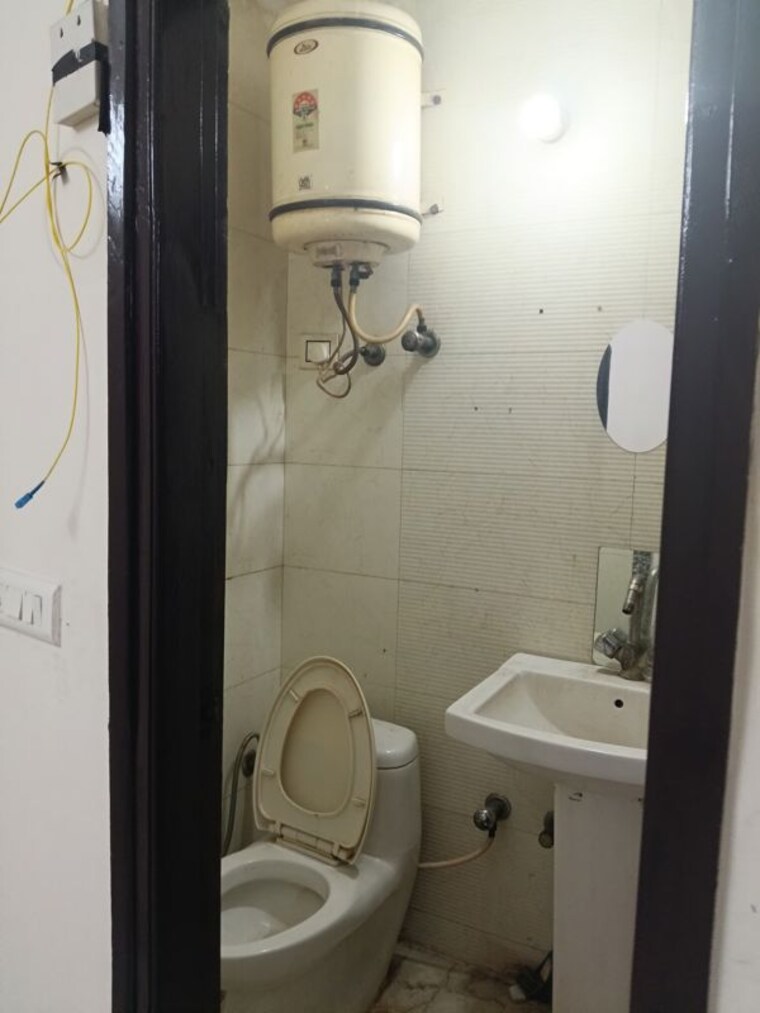 Bathroom, panchsheel vihar 1 Bedroom 50 Sq.Yd. Builder Floor In Panchsheel Vihar Delhi 10323050