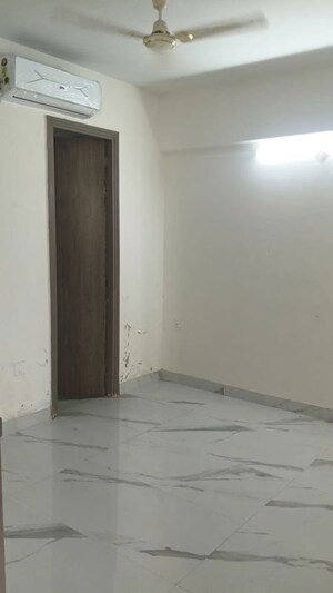 Room in 2.5 BHK Builder Floor at Smart World Gems, Sector 89 – for Rent