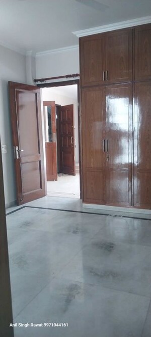 Room in 3 BHK Builder Floor at Delhi Cantonment – for Rent