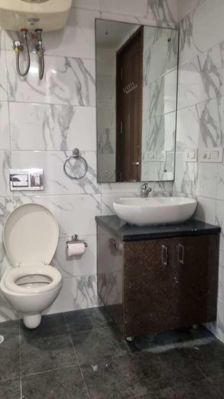 Bathroom, delhi cantonment 3 Bedroom 125 Sq.Yd. Builder Floor In Delhi Cantonment Delhi 10323197