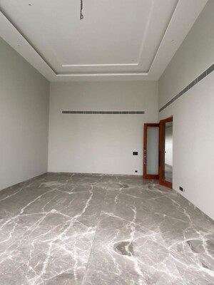 Room in 3 BHK Builder Floor at Green Park – for Rent