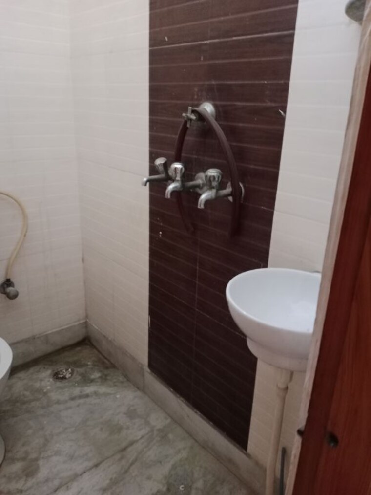 Bathroom, sector 13 3 Bedroom 1937 Sq.Ft. Builder Floor In Sector 13 Panipat 10323210