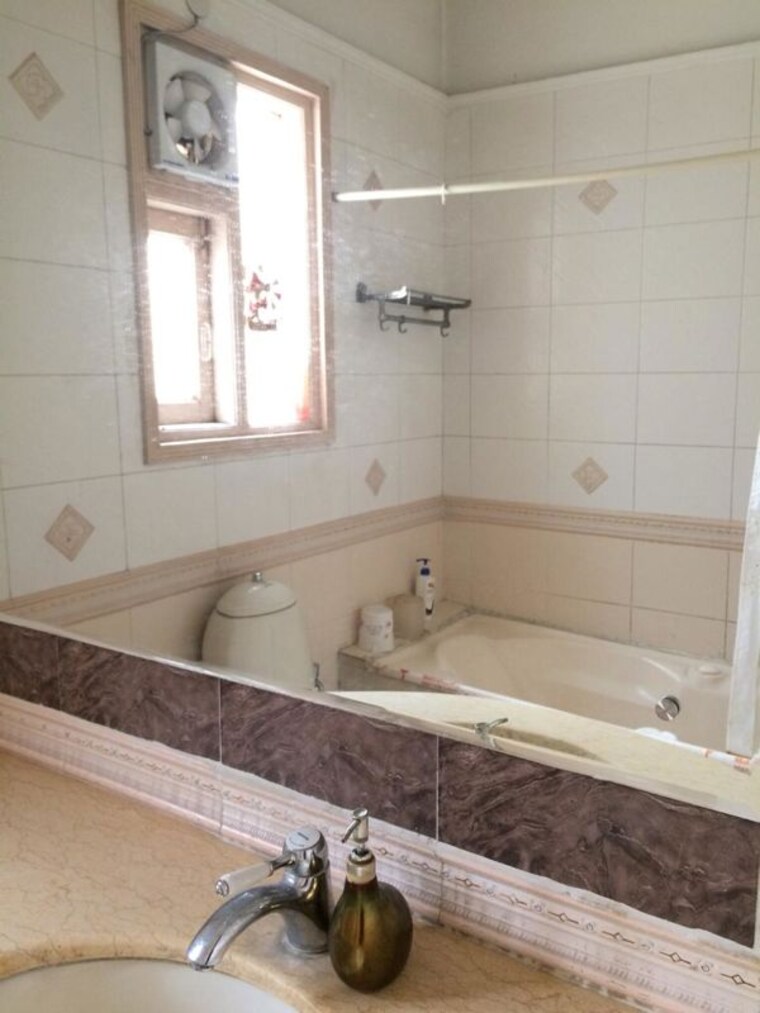 Bathroom, shivalik colony 3 Bedroom 200 Sq.Yd. Builder Floor In Shivalik Colony Delhi 10323215