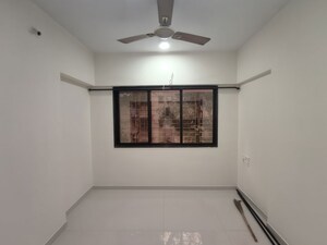 Room in 3 BHK Apartment at Borivali West – for Rent