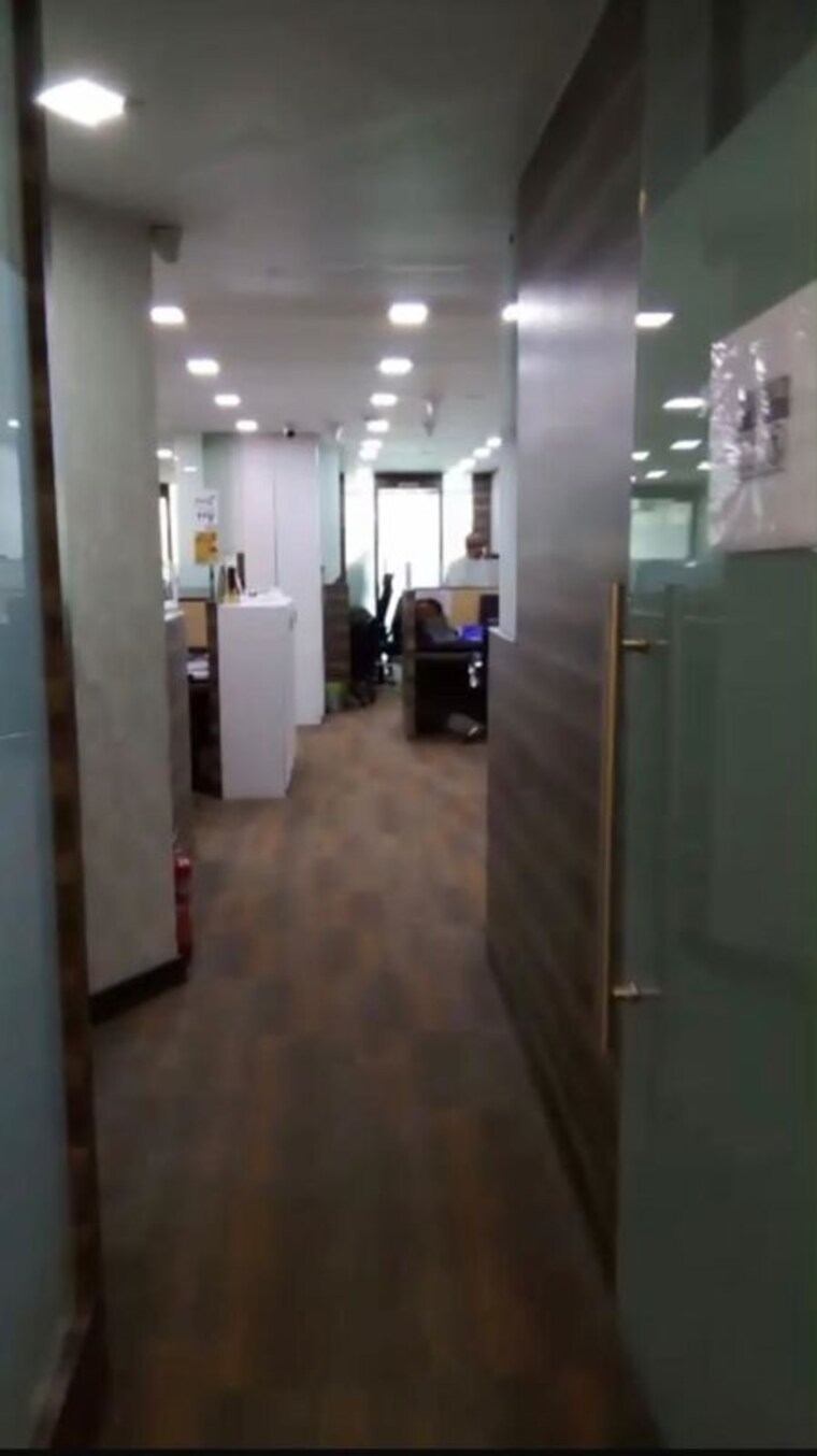 Parking, kurla west Commercial Office Space 2051 Sq.Ft. In Kurla West Mumbai 10134918