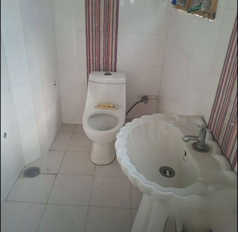 Bathroom, hazratganj Commercial Showroom 1700 Sq.Ft. In Hazratganj Lucknow 10323261