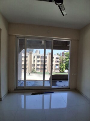 Room in 2 BHK Apartment at Shapoorji Pallonji Astron, Kandivali East – for Rent