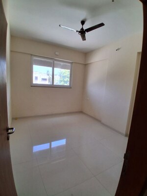 Room in 2 BHK Apartment at Shapoorji Pallonji Astron, Kandivali East – for Rent