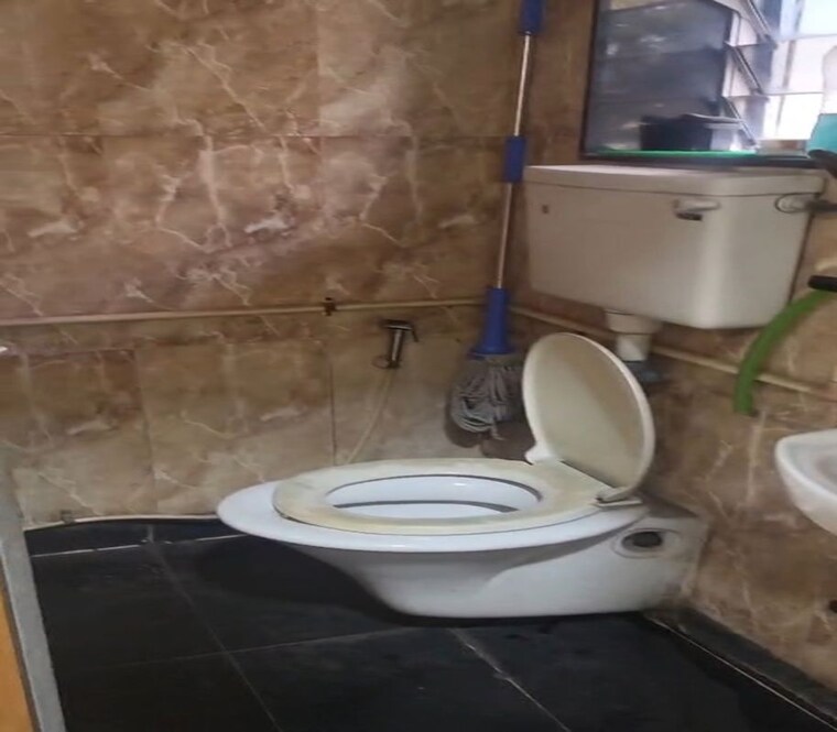 Bathroom, dadar east Commercial Office Space 550 Sq.Ft. In Dadar East Mumbai 10323455