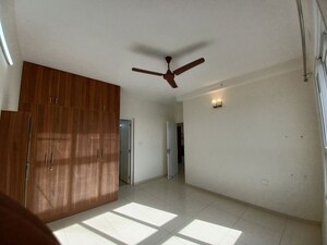 Room in 2.5 BHK Apartment at Godrej Aqua, International Airport Road – for Rent