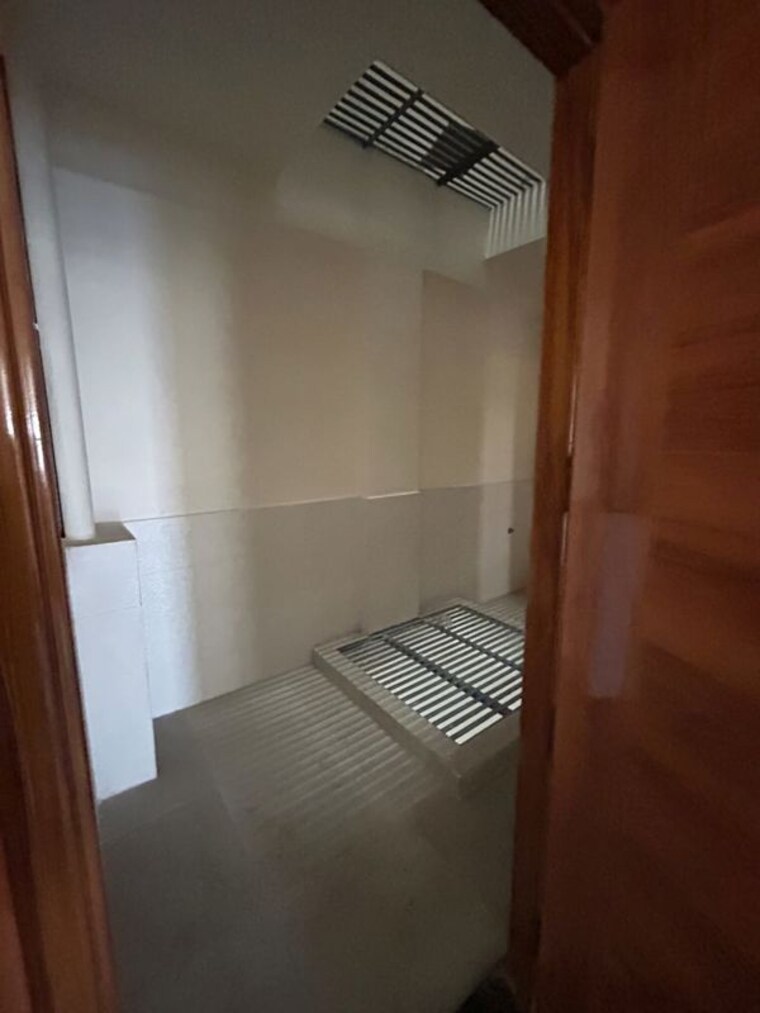 Bathroom, swaran jayanti puram 3 Bedroom 150 Sq.Mt. Builder Floor In Swaran Jayanti Puram Ghaziabad 10323474
