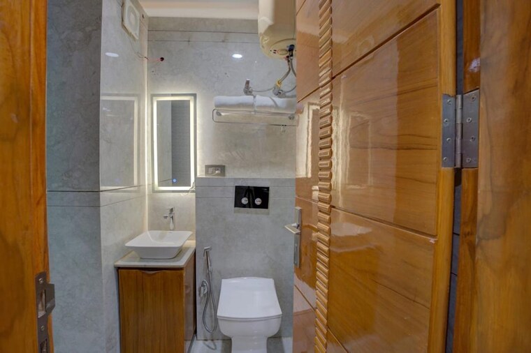 Bathroom, dlf-city-phase-iii 1 Bedroom 500 Sq.Ft. Builder Floor In Sector 24 Gurgaon 10323509